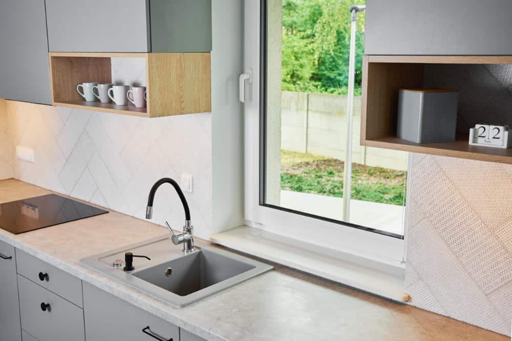windows above kitchen sink